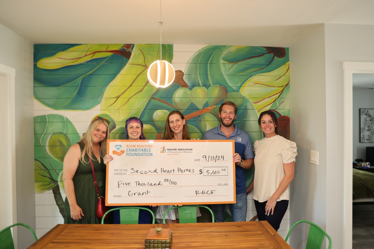 RRCF Grant Task Force awards a $5,000 check to Second Heart Homes 