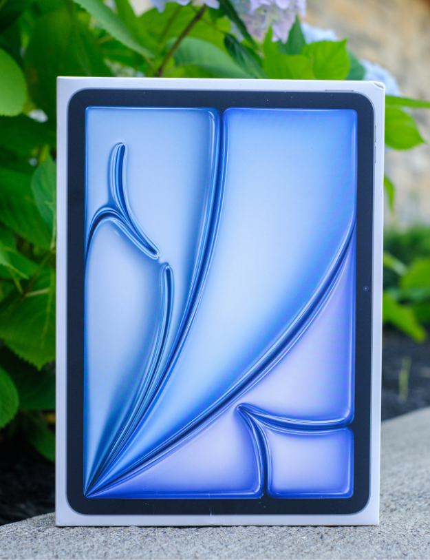 Silent Auction Item: 128GB Ipad Air 11 inch (M3) Wi-Fi, blue
