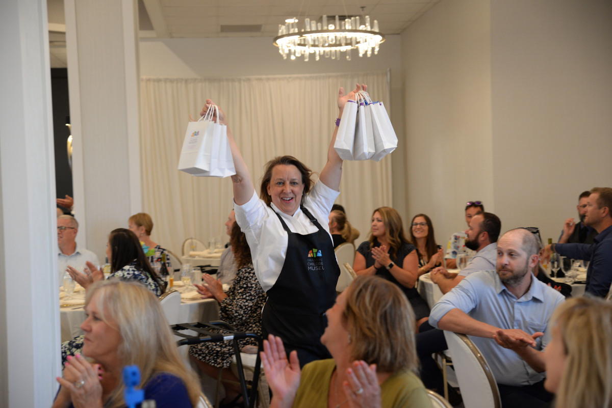 Some Star Waiters brought prizes & treats for their tables!