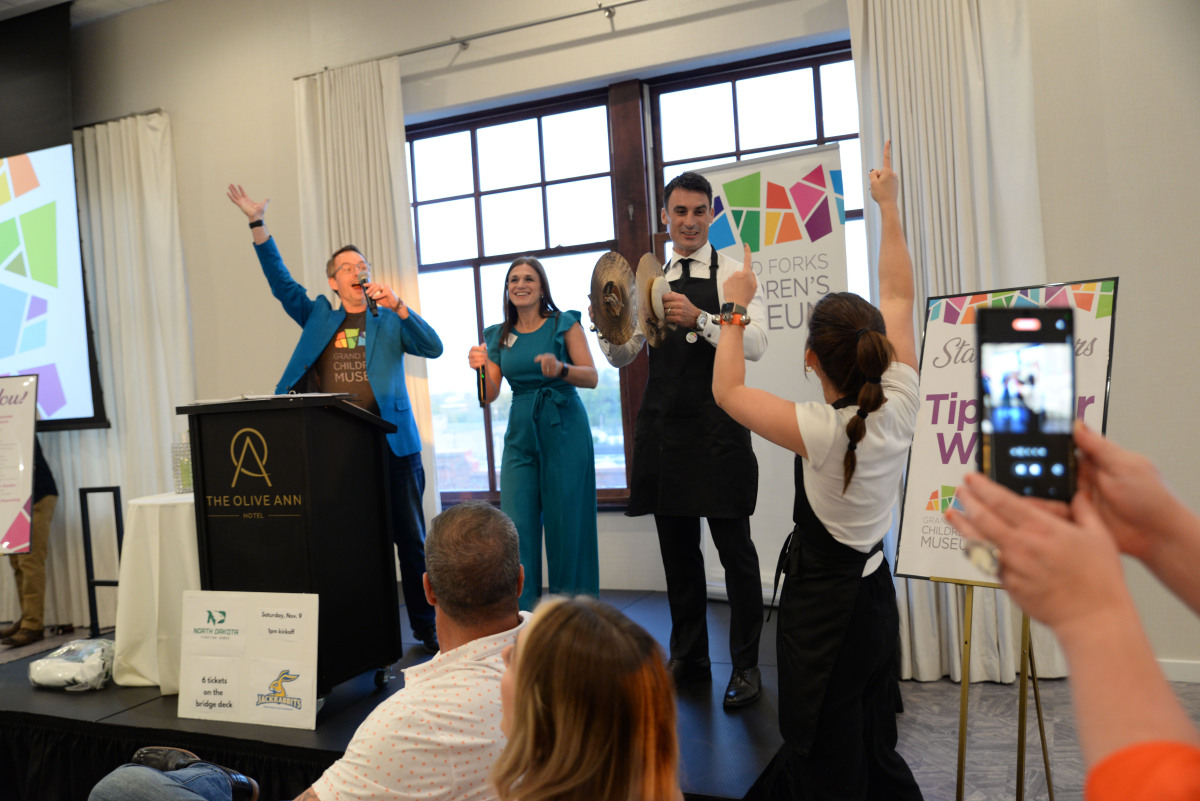 Molly Yeh teaches Mayor Bochenski how to correctly play the cymbals!