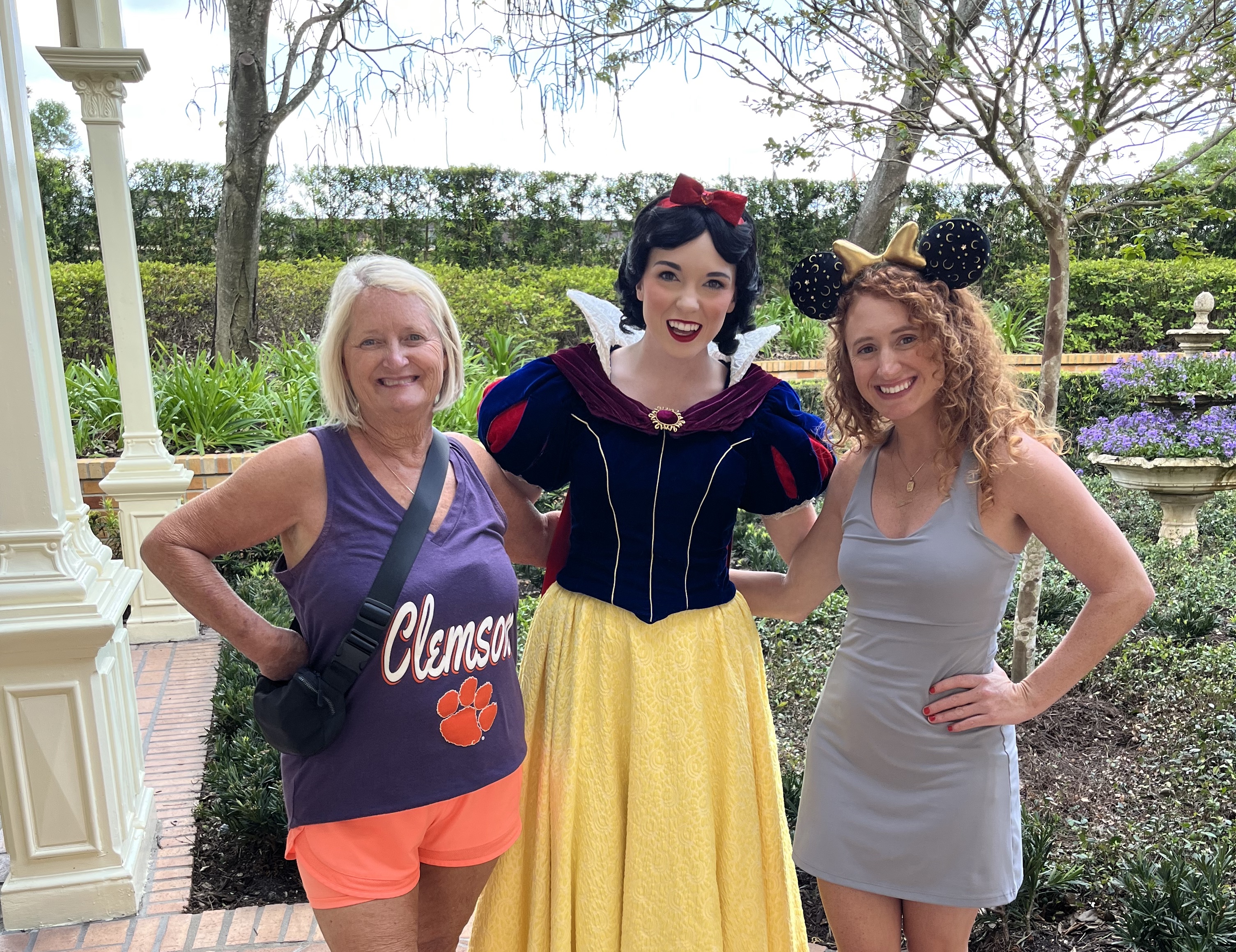 Mom and Little Sis spotted with Snow White