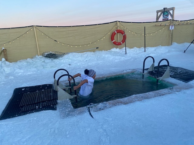 On March 4, 2024, Geela navigates the plunge pool at Arctic Duchess Adventures, Great Slave Lake, Yellowknife, NWT.