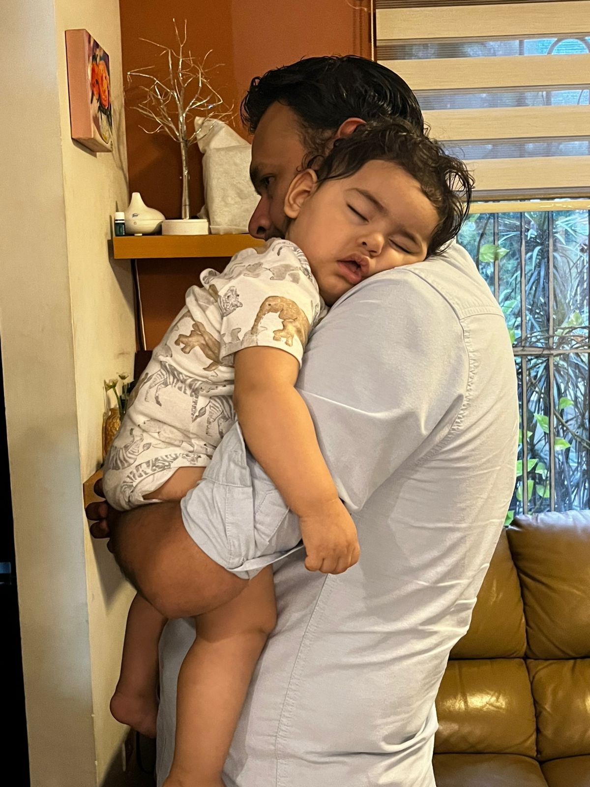 Agotado en los brazos de Papa